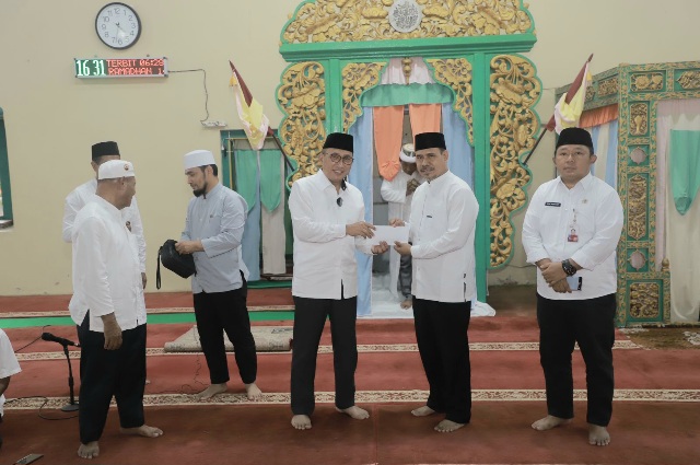 Wali Kota Ternate M. Tauhid Soleman Serahkan Insentif Imam, Bobato Dunia dan Bobato Akhirat. (Ongky/Rakyatmu)