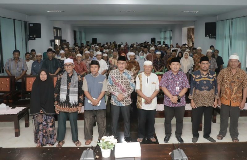 Wali Kota Ternate M. Tauhid Soleman, Sekda Rizal Marsaoly bersama Imam dan Pengurus STQ. (Ongky/Rakyatmu)