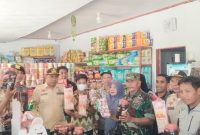 Tim Satgas Pangan Pulau Taliabu Saat Sita Sejumlah Produk Kadaluwarsa di Sejumlah Toko. (Rakyatmu)