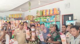 Tim Satgas Pangan Pulau Taliabu Saat Sita Sejumlah Produk Kadaluwarsa di Sejumlah Toko. (Rakyatmu)