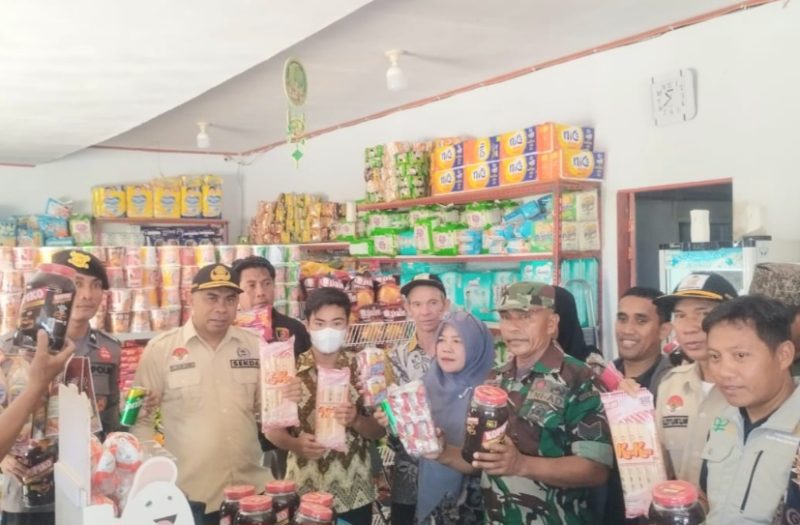 Tim Satgas Pangan Pulau Taliabu Saat Sita Sejumlah Produk Kadaluwarsa di Sejumlah Toko. (Rakyatmu)