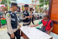 Suasana pemeriksaan kesehatan gratis oleh Biddokkes Polda Maluku Utara kepada pemudik di pelabuhan Gamalama. (Dok. Humas/Rakyatmu)