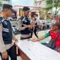 Suasana pemeriksaan kesehatan gratis oleh Biddokkes Polda Maluku Utara kepada pemudik di pelabuhan Gamalama. (Dok. Humas/Rakyatmu)