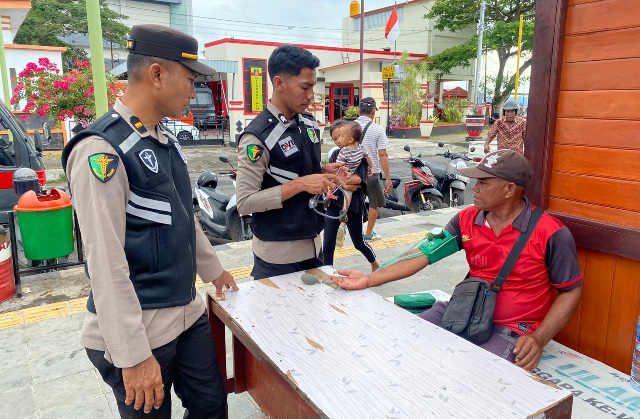 Suasana pemeriksaan kesehatan gratis oleh Biddokkes Polda Maluku Utara kepada pemudik di pelabuhan Gamalama. (Dok. Humas/Rakyatmu)