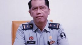 Kepala Divisi Kemasyarakatan Kemenkumham Maluku Utara Hensah saat Menjelaskan Narapidana yang Mendapat Remisi Khusus Hari Raya Idul Fitri 1445 Hijriah. (Rakyatmu)