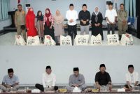 Wali Kota Ternate M. Tauhid Soleman Serahkan Paket Simbako ke Cleaning Service dan Satpol PP di Pos Penjagaan Kantor Wali Kota serta Buka Puasa Bersama. (Rakyatmu)