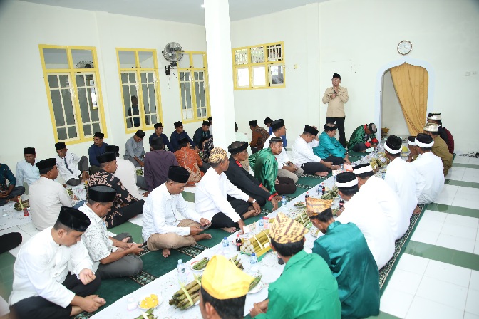 Wali Kota Ternate Hadiri Acara Syukuran Khatam Qur'an di Kelurahan Togolobe, Kecamatan Pulau Hiri. (Dok. Humas Pemkot for Rakyatmu)