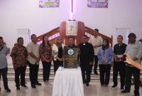 Bupati Pulau Taliabu Aliong Mus meresmikan sekaligus Gereja Jou Barakati. (Dok. Humas for Rakyatmu)