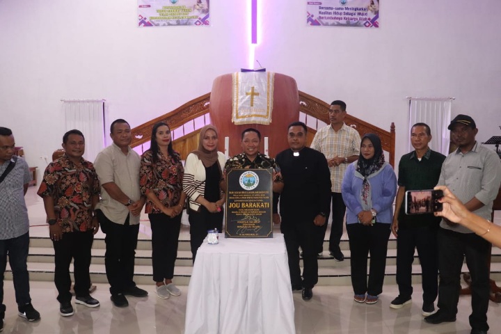 Bupati Pulau Taliabu Aliong Mus meresmikan sekaligus Gereja Jou Barakati. (Dok. Humas for Rakyatmu)