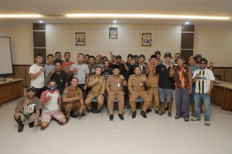Rapat Terkait Isu pemotongan BBM 5 liter per-Minggu di Aula Lantai III Kantor Wali Kota Ternate. (Rakyatmu)