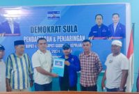 Tim LO FAM mengambil formulir pendaftaran penjaringan Calon Bupati Kepulauan Sula di Partai Demokrat. (Rakyatmu)