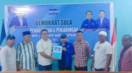 Tim LO FAM mengambil formulir pendaftaran penjaringan Calon Bupati Kepulauan Sula di Partai Demokrat. (Rakyatmu)