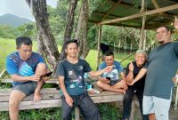 Warga Berada di Lokasi Sinyal Telekomunikasi di Dataran Tinggi. (Rakyatmu)