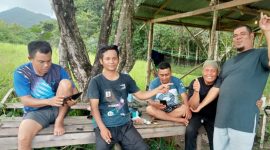 Warga Berada di Lokasi Sinyal Telekomunikasi di Dataran Tinggi. (Rakyatmu)