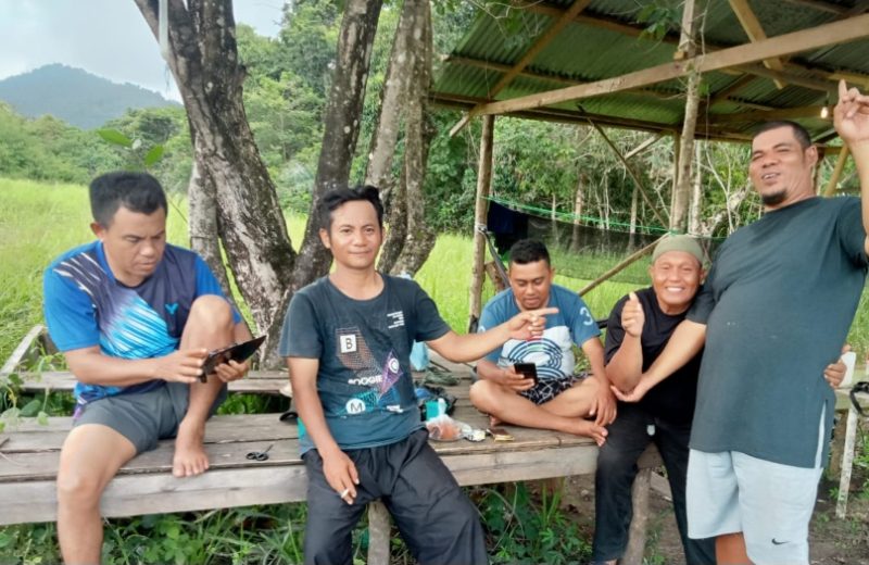 Warga Berada di Lokasi Sinyal Telekomunikasi di Dataran Tinggi. (Rakyatmu)