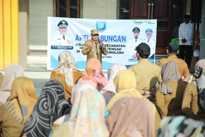 Wali Kota Ternate M. Tauhid Soleman Memberikan Arahan di Apel Gabungan Lurah se-Kecamatan Ternate Tengah. (Bucek/Rakyatmu)