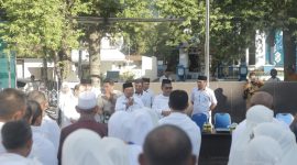 Sekda Kota Ternate Rizal Marsaoly Lepas 266 Calon Jamaah Haji di Eks Kantor Wali Kota. (Dok. Humas/Rakyatmu)