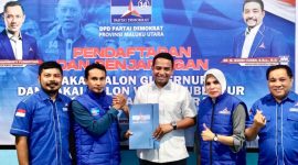Juru Bicara Benny Laos, Opo Anwar mengembalikan formulir penjaringan ke Partai Demokrat Maluku Utara. (Opo for Rakyatmu)