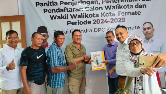 Rulfi Kanun Hanafi (posisi kiri memakai kemeja lengan panjang berjabat tangan dengan ketua panitia penjaringan) saat Mengembalikan Formulir Penjaringan di DPC Partai Gerindra Kota Ternate. (Rakyatmu)