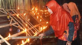 Istri Bupati Halmahera Selatan Bassam Kasuba, Rifa’at Al Sa’adah saat membakar obor dalam acara KKIG pada malam lailatul qadar. (Rakyatmu)