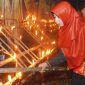 Istri Bupati Halmahera Selatan Bassam Kasuba, Rifa’at Al Sa’adah saat membakar obor dalam acara KKIG pada malam lailatul qadar. (Rakyatmu)