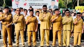 Penyerahan SK kepada 55 PPPK tenaga teknis oleh Bupati Halmahera Selatan. (Rakyatmu)
