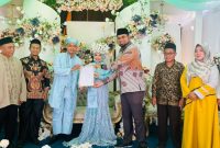 Bassam Kasuba menyerahkan sertifikat nikah kepada warga yang usai melakukan ijab kabul (Dok. Humas/Rakyatmu)