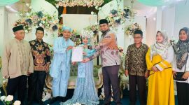 Bassam Kasuba menyerahkan sertifikat nikah kepada warga yang usai melakukan ijab kabul (Dok. Humas/Rakyatmu)