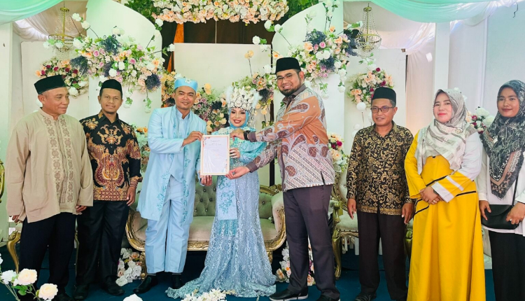 Bassam Kasuba menyerahkan sertifikat nikah kepada warga yang usai melakukan ijab kabul (Dok. Humas/Rakyatmu)