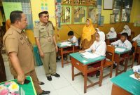 Sekda Kota Ternate Rizal Marsaoly. Kepala BPKSDM Samin Marsaoly, Kepala Dinas Pendidikan Kota Ternate Muchlis Dnumadil Memantau Ujian Sekolah Tingkat SD. (Bucek/Rakyatmu)