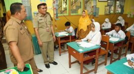 Sekda Kota Ternate Rizal Marsaoly. Kepala BPKSDM Samin Marsaoly, Kepala Dinas Pendidikan Kota Ternate Muchlis Dnumadil Memantau Ujian Sekolah Tingkat SD. (Bucek/Rakyatmu)