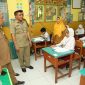 Sekda Kota Ternate Rizal Marsaoly. Kepala BPKSDM Samin Marsaoly, Kepala Dinas Pendidikan Kota Ternate Muchlis Dnumadil Memantau Ujian Sekolah Tingkat SD. (Bucek/Rakyatmu)