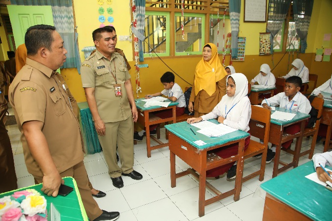 Sekda Kota Ternate Rizal Marsaoly. Kepala BPKSDM Samin Marsaoly, Kepala Dinas Pendidikan Kota Ternate Muchlis Dnumadil Memantau Ujian Sekolah Tingkat SD. (Bucek/Rakyatmu)