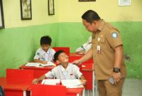 Sekda Kota Ternate Rizal Marsaoly Pantau Ujian Sekolah Tingkat SD. (Bucek/Rakyatmu)