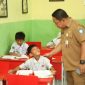 Sekda Kota Ternate Rizal Marsaoly Pantau Ujian Sekolah Tingkat SD. (Bucek/Rakyatmu)