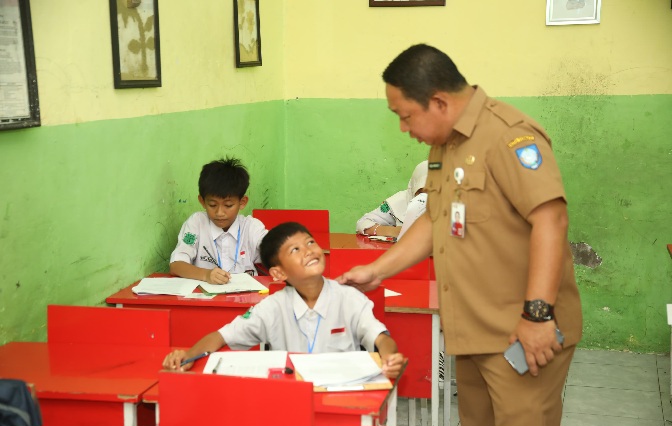 Sekda Kota Ternate Rizal Marsaoly Pantau Ujian Sekolah Tingkat SD. (Bucek/Rakyatmu)