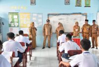 Wali Kota Ternate M. Tauhid Soleman saat Pantau Ujian Akhir Sekolah Tingkat SMP. (Dok. Humas for Rakyatmu)