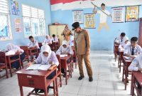 Wali Kota Ternate M. Tauhid Soleman Pantau Ujian Akhir Sekolah Tingkat SMP. (Dok. Humas for Rakyatmu)