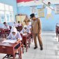 Wali Kota Ternate M. Tauhid Soleman Pantau Ujian Akhir Sekolah Tingkat SMP. (Dok. Humas for Rakyatmu)