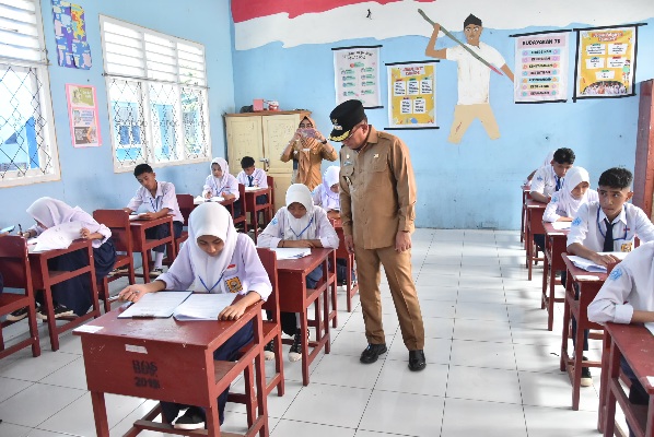 Wali Kota Ternate M. Tauhid Soleman Pantau Ujian Akhir Sekolah Tingkat SMP. (Dok. Humas for Rakyatmu)