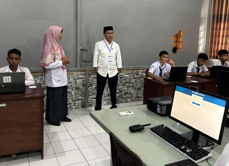 Kepala Dinas Kota Ternate Pantau Ujian Akhir Sekolah. (Rakyatmu)
