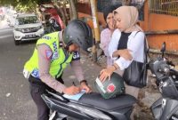 Pengendara Roda Dua Ditilang oleh Anggota Satlantas Polres Ternate. (Rakyatmu)