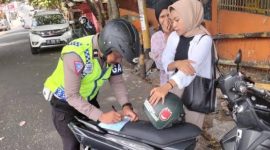 Pengendara Roda Dua Ditilang oleh Anggota Satlantas Polres Ternate. (Rakyatmu)
