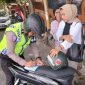 Pengendara Roda Dua Ditilang oleh Anggota Satlantas Polres Ternate. (Rakyatmu)