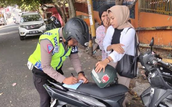 Pengendara Roda Dua Ditilang oleh Anggota Satlantas Polres Ternate. (Rakyatmu)
