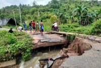 Kondisi Plat Duiker Jembatan yang Ambruk Pasca Banjir. (Rakyatmu)