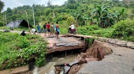 Kondisi Plat Duiker Jembatan yang Ambruk Pasca Banjir. (Rakyatmu)