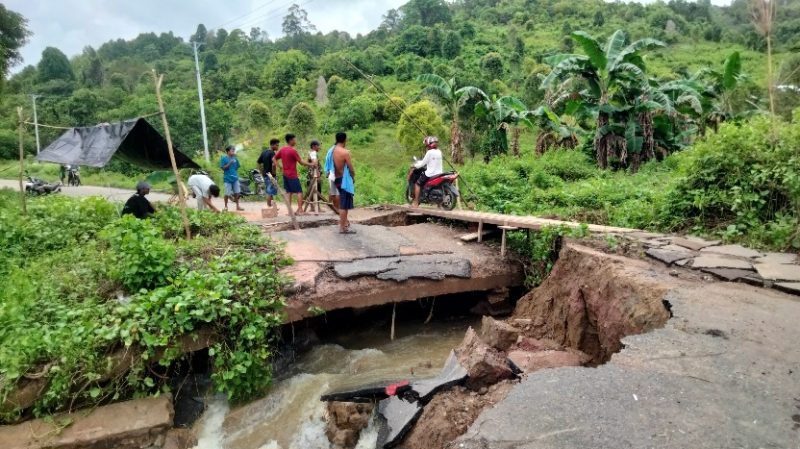 Kondisi Plat Duiker Jembatan yang Ambruk Pasca Banjir. (Rakyatmu)
