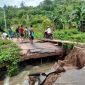 Kondisi Plat Duiker Jembatan yang Ambruk Pasca Banjir. (Rakyatmu)