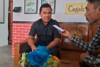 Ketua Bawaslu Kabupaten Pulau Taliabu, La Umar La Juma saat Diwawancarai Wartawan. (Rakyatmu)